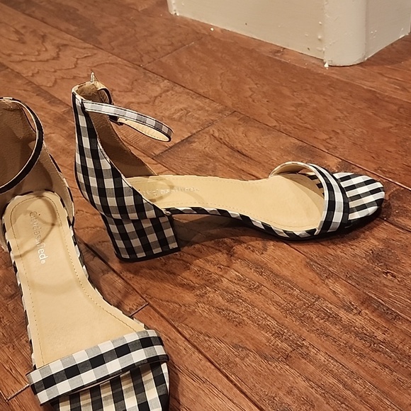 Shoes - Picture 2 of 4